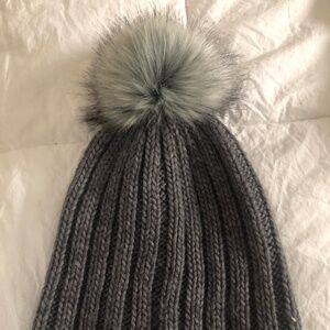 American eagle grey toque with Pom Pom ladies one size NEW